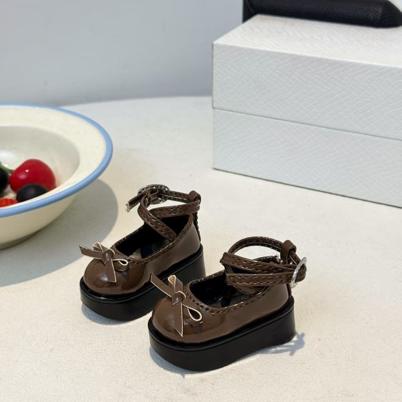 Coffee Brown Bow Platform Doll - Vintage Collectible Accessories recension och pris